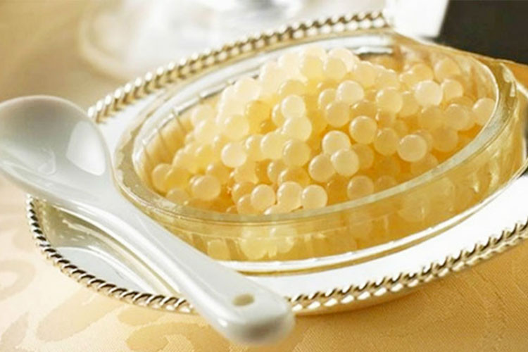 Trứng cá muối Almas Caviar (làm từ trứng cá tầm) là một trong những loại thực phẩm xa xỉ nhất thế giới. Một hộp trứng cá muối Almas Caviar có giá khoảng 25.000USD (~560 triệu đồng).