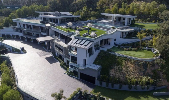 Đặc biệt, Dan sở hữu biệt thự rộng 1,3 hecta với hồ bơi, sân bowling, quầy bar và bãi đỗ ô tô với sức chứa 70 xe. Nguồn ảnh: Instagram. Video: “Hot girl thị phi” trở thành tỷ phú trẻ nhất thế giới. Nguồn: VTC14