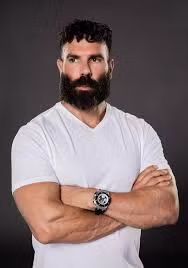 Dan Bilzerian sinh ngày 7/12/1980 tại Florida, Mỹ, từ một cậu chàng sinh viên năm 2 với tương lại mờ mịt, Dan Bilzerian quyết định dấn thân vào con đường đỏ đen với mong muốn làm giàu.