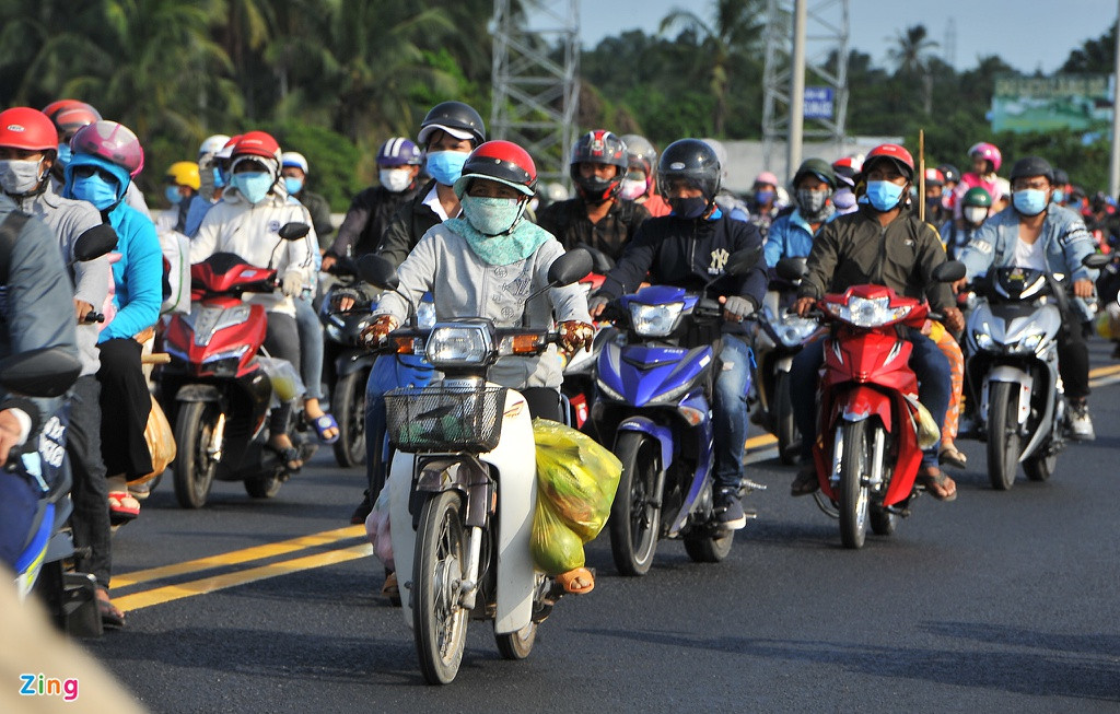 Nhiều lúc, người đi xe máy chạy sang phần đường ngược chiều vì xe quá đông đúc.