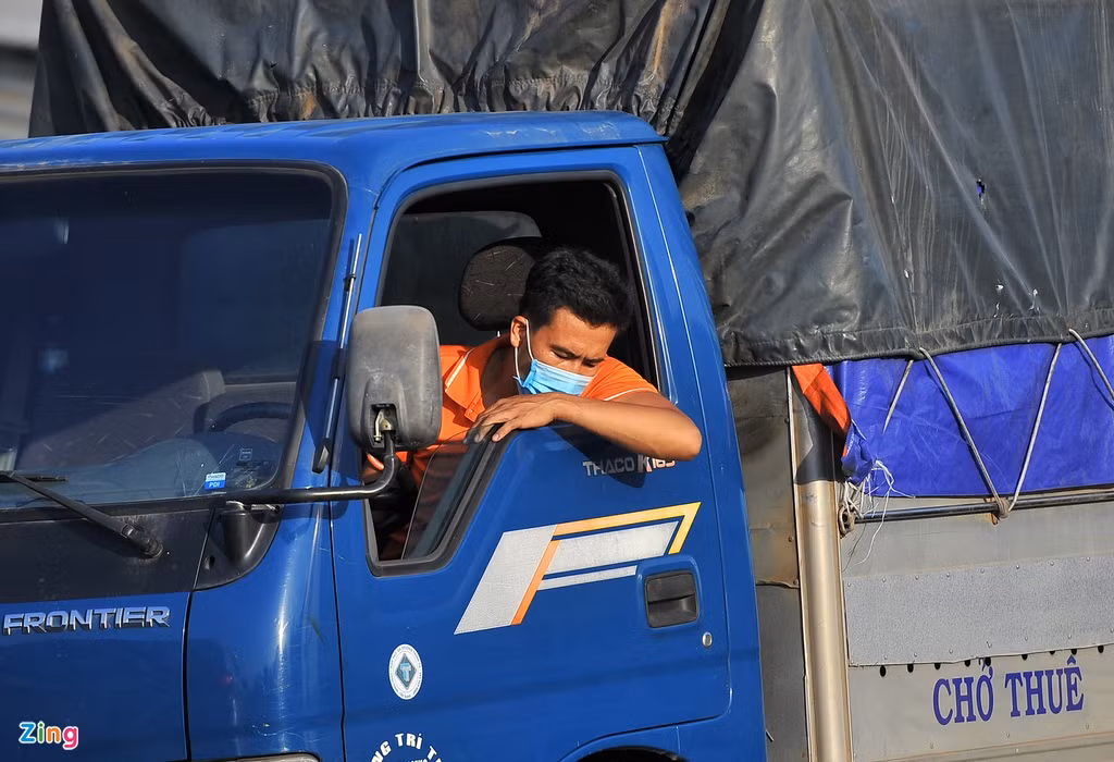 Một tài xế ngủ gật trong lúc dòng xe cứng đoạn gần trạm thu phí BOT cầu Rạch Miễu.