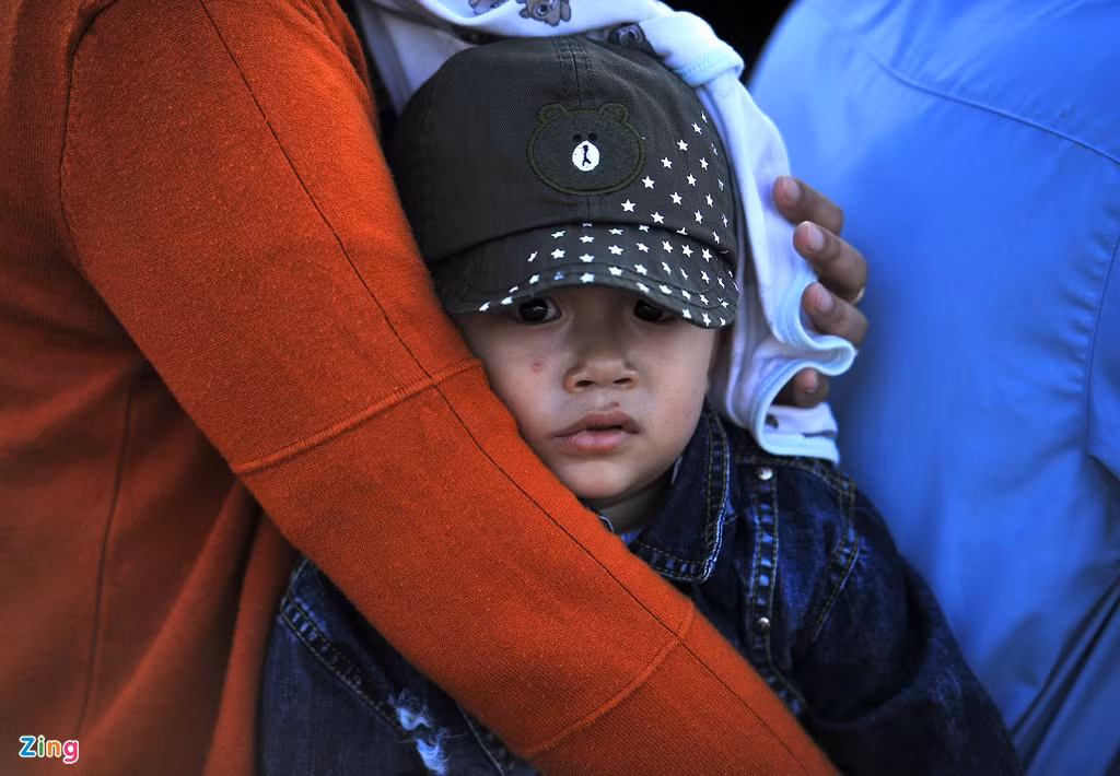 Một cháu bé mệt mỏi trong dòng xe kẹt. Theo nhiều người, tình trạng kẹt các làn ôtô diễn ra thường xuyên. Tuy nhiên, việc dòng xe máy cũng bị kẹt cứng như chiều nay khá hiếm.