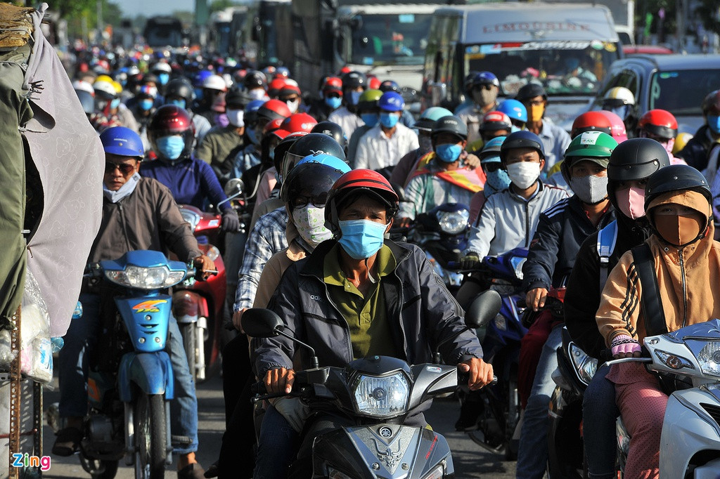 Giao thông ùn tắc, nhiều người mệt mỏi dưới nắng nóng. Đây là khu vực rất dễ kẹt xe, là "điểm nóng" bậc nhất miền Tây về tình trạng này.