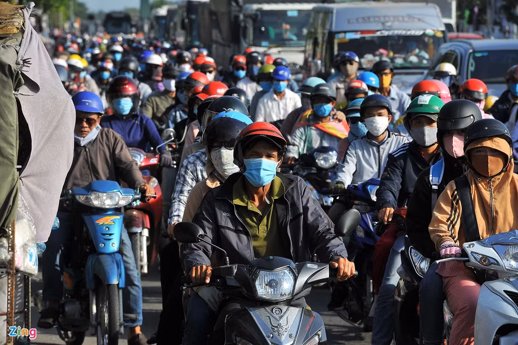 Giao thông ùn tắc, nhiều người mệt mỏi dưới nắng nóng. Đây là khu vực rất dễ kẹt xe, là "điểm nóng" bậc nhất miền Tây về tình trạng này.