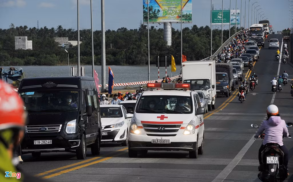 Một xe cứu thương di chuyển qua làn đường ngược chiều để thoát ra dòng xe kẹt cứng trên cầu Rạch Miễu, lúc này khoảng 17h. Khoảng 20 phút sau, người và xe cộ di chuyển lại được nhưng khá chậm chạp.