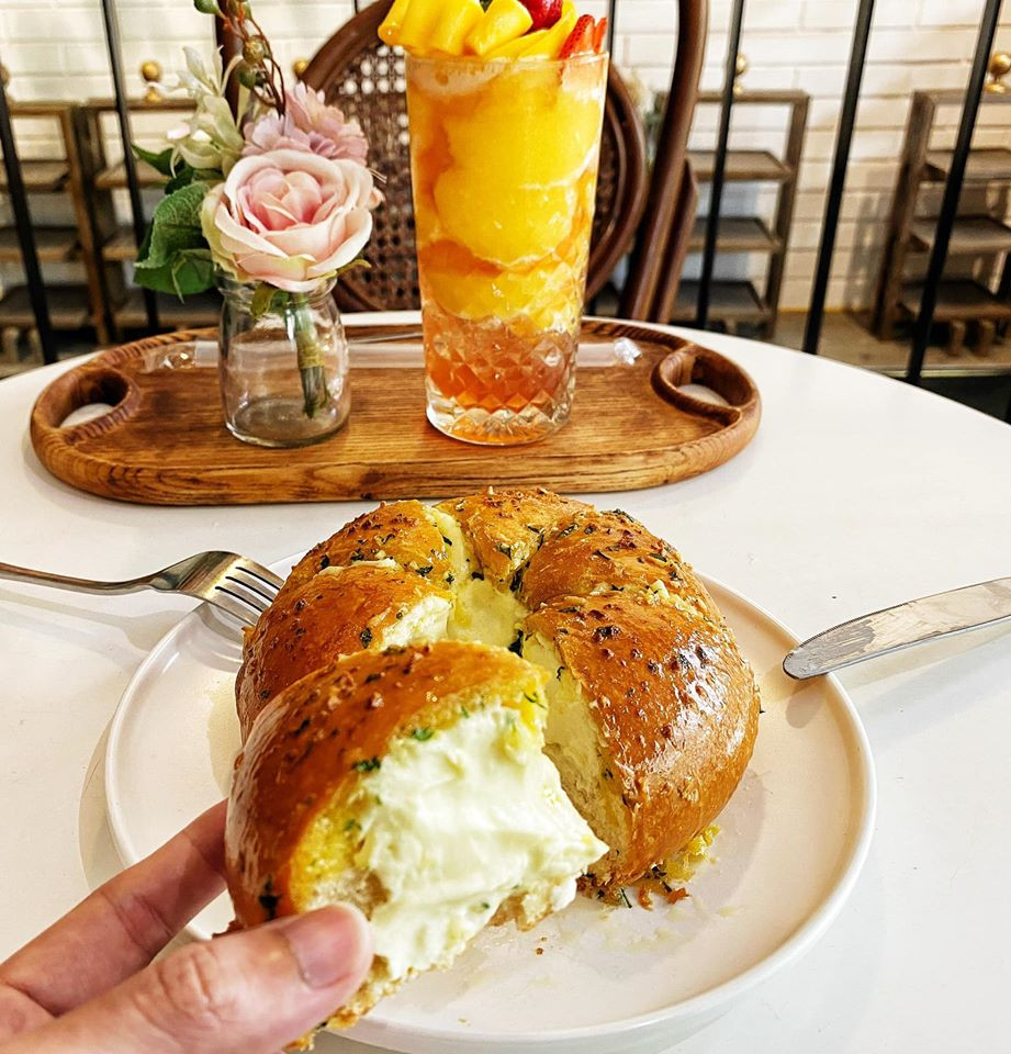 Bánh mì phô mai bơ tỏi Hàn Quốc có vị bơ, thơm mùi tỏi, bên trong ngập phô mai béo ngậy kết hợp với vỏ bánh mì mềm khác biệt.