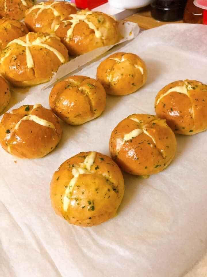 Loại bánh độc đáo và mới mẻ được rao bán với giá từ 45.000 - 140.000 đồng/chiếc, tùy size.