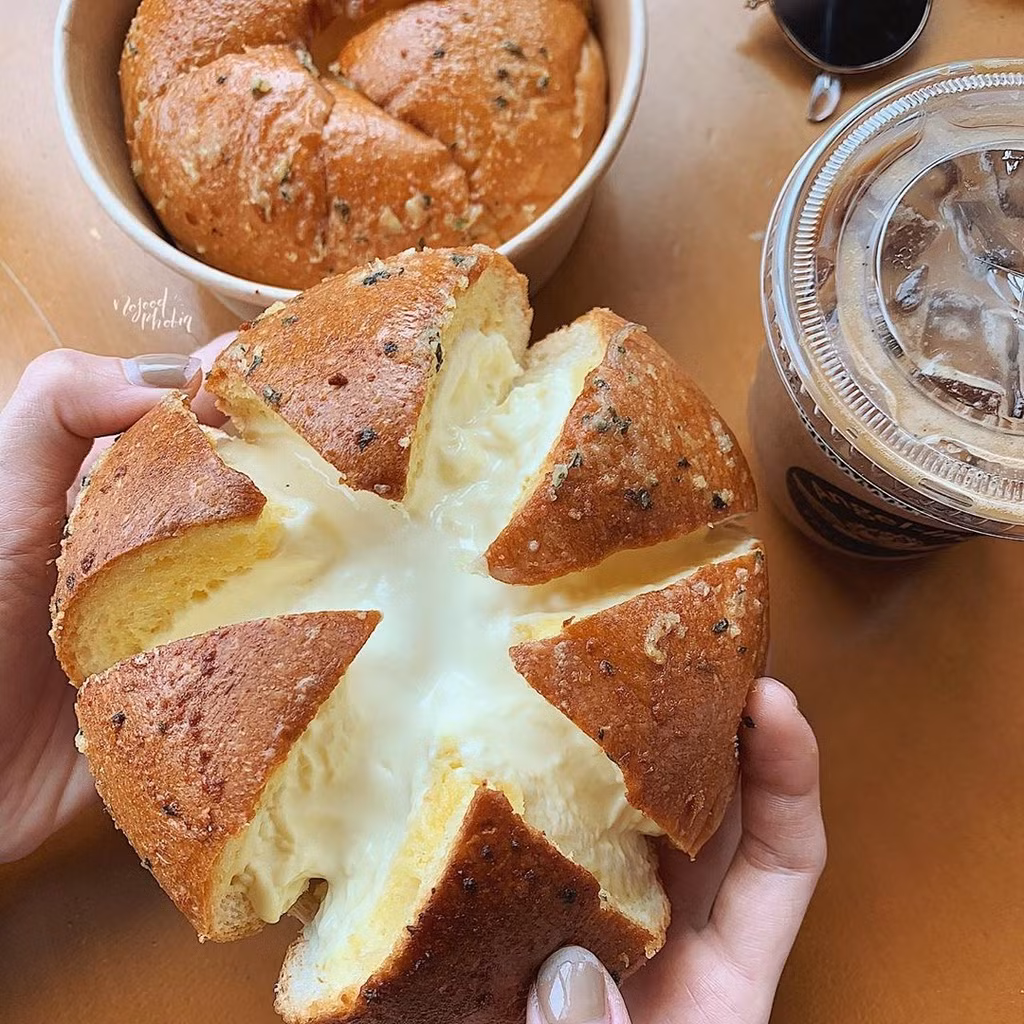 Mai cho biết, đặt hàng sẵn rồi nên chỉ cần cho bánh mì vào lò vi sóng khoảng 30 giây là có thể thưởng thức. Nguồn ảnh: Facebook.