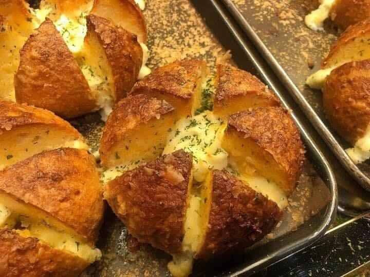 Chị Lan Anh không trực tiếp làm bánh mà lấy lại từ một chỗ khác nên nhiều khi không có đủ hàng trả cho khách đặt.