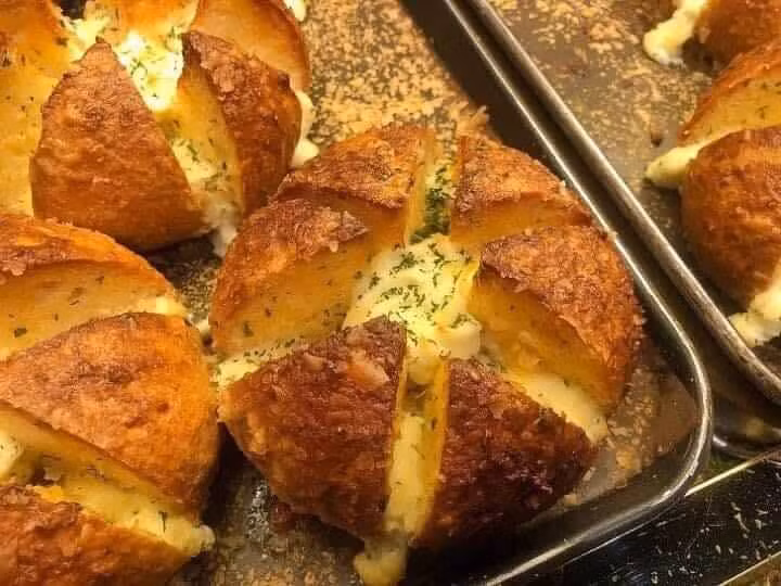 Chị Lan Anh không trực tiếp làm bánh mà lấy lại từ một chỗ khác nên nhiều khi không có đủ hàng trả cho khách đặt.