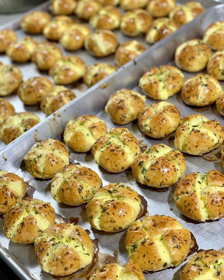 Theo một số người bán, do đặc thù bán hàng online và loại bánh này nổi lên đúng đợt dịch Covid-19 nên việc kinh doanh không bị ảnh hưởng nhiều.