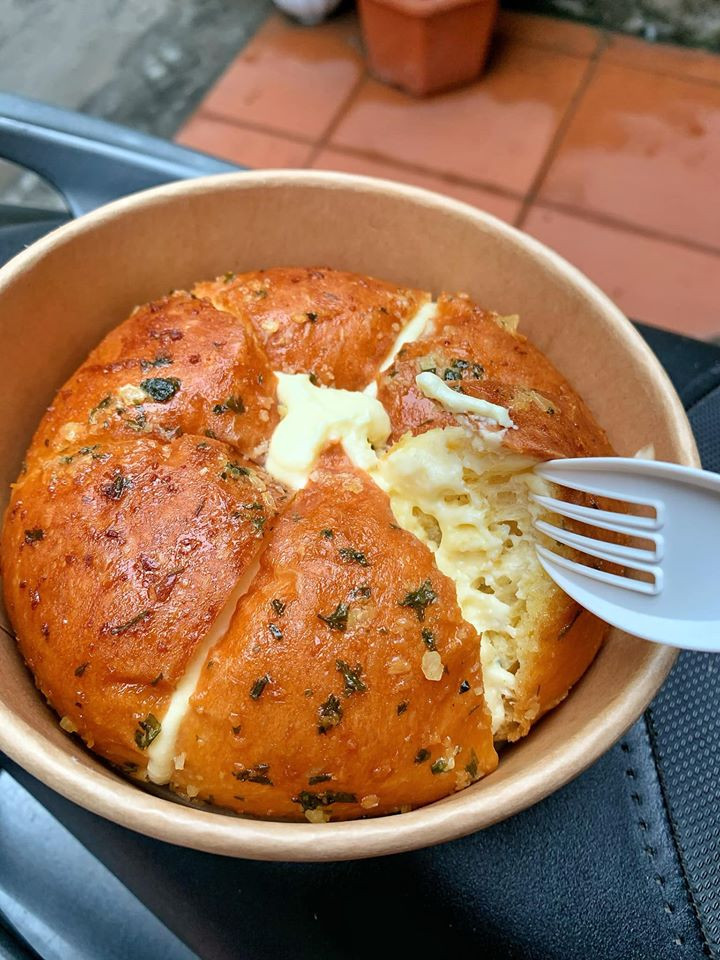 Bạn Phương Mai (Thanh Trì, Hà Nội) chia sẻ, thấy món bánh mì bơ tỏi dạo này đang là hot nên đặt thử 2 chiếc về ăn.