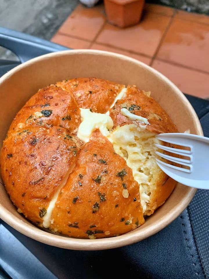 Bạn Phương Mai (Thanh Trì, Hà Nội) chia sẻ, thấy món bánh mì bơ tỏi dạo này đang là hot nên đặt thử 2 chiếc về ăn.