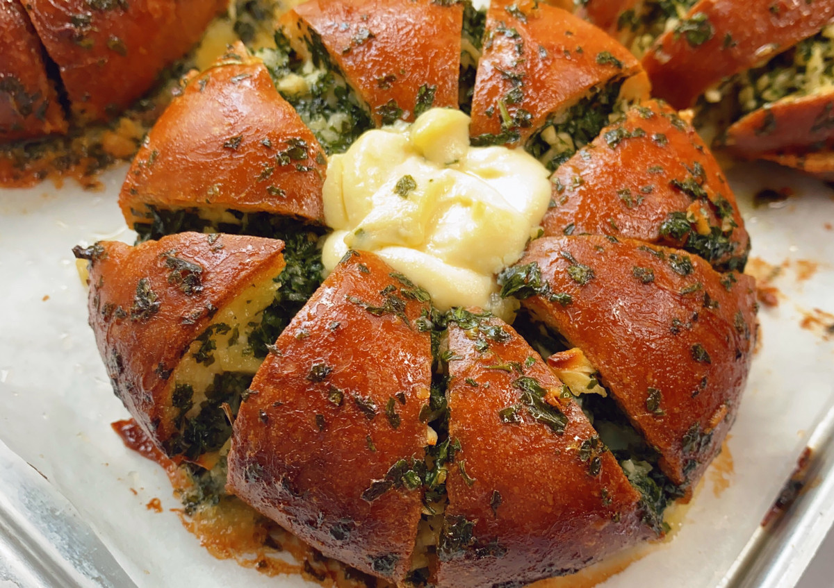 Những ngày gần đây, bánh mì phô mai bơ tỏi Hàn Quốc gây sốt khắp các trang mạng xã hội.