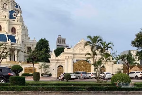 Ông Ngô Văn Phát được cho là một đại gia có tiếng trong lĩnh vực xăng dầu tại Việt Nam và sở hữu nhiều lâu đài hàng trăm tỷ ở Hải Phòng và Thái Bình. Nơi ở của ông Phát tại Hải Phòng là một lâu đài nguy nga nằm trên đường Lê Hồng Phong. Ảnh: Vietnamnet.