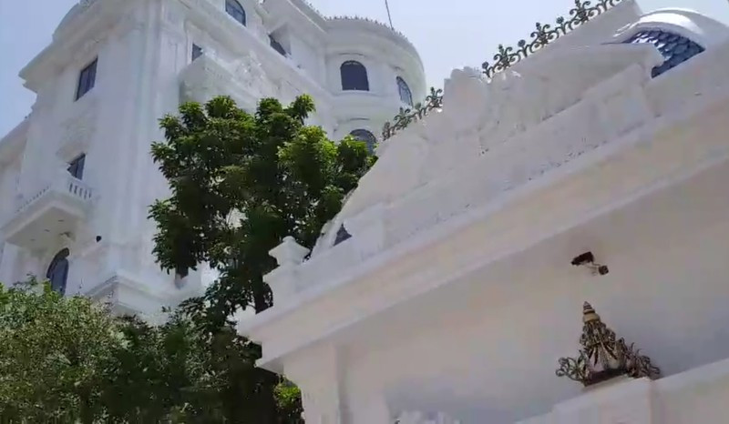 Theo người dân địa phương, để có đủ diện tích đất xây dựng đại công trình này, gia đình chủ nhân đã phải mất nhiều công sức, tài chính thuyết phục một số hộ dân xung quanh chuyển nhượng lại diện tích đất thuộc sở hữu của họ. Ảnh: Baophapluat.