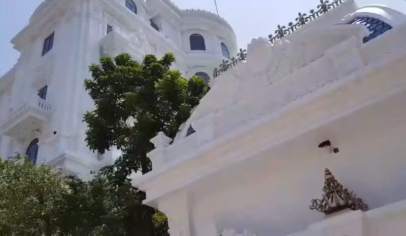 Theo người dân địa phương, để có đủ diện tích đất xây dựng đại công trình này, gia đình chủ nhân đã phải mất nhiều công sức, tài chính thuyết phục một số hộ dân xung quanh chuyển nhượng lại diện tích đất thuộc sở hữu của họ. Ảnh: Baophapluat.