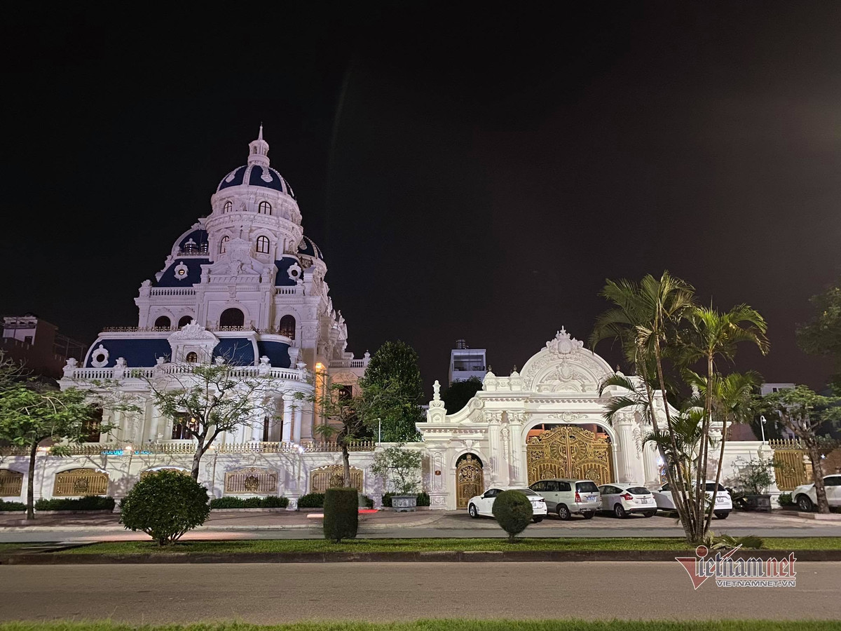 Ngôi nhà có 3 tầng chính, 1 tầng áp mái và 2 tầng chóp có thiết kế kiểu Pháp cổ điển sang trọng. Ảnh: Vietnamnet