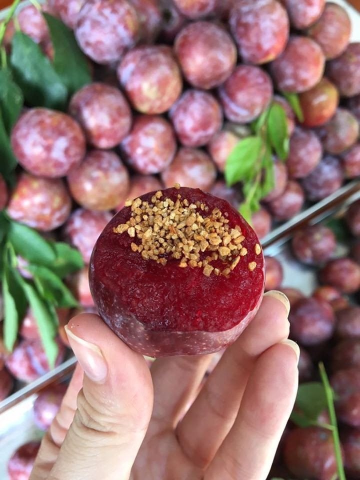 Để mua được mận ngon, nên chọn quả mận tươi, ngon, đẹp mắt, không bị bầm, dập, sâu thối.