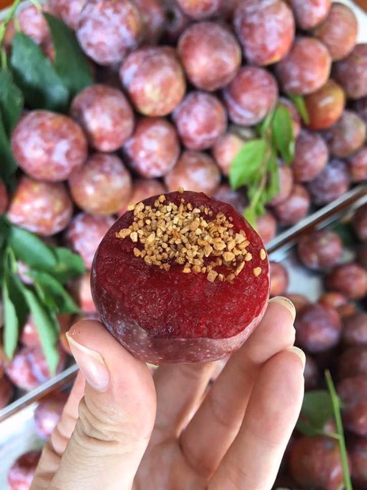 Để mua được mận ngon, nên chọn quả mận tươi, ngon, đẹp mắt, không bị bầm, dập, sâu thối.