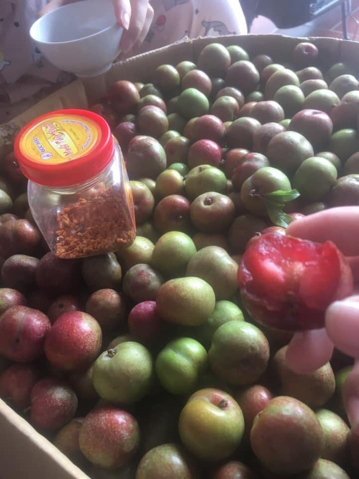 Để phân biệt mận Việt Nam với mận Trung Quốc, người tiêu dùng nên để ý tới hình dáng. Mận của Việt Nam thường là quả nhỏ, không to như mận của Trung Quốc.