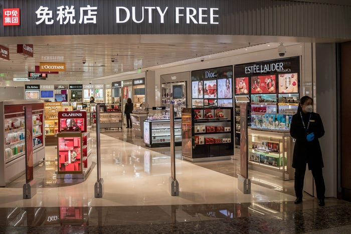 Cửa hàng miễn thuế trong sân bay quốc tế Daxing ở Bắc Kinh không một bóng khách.