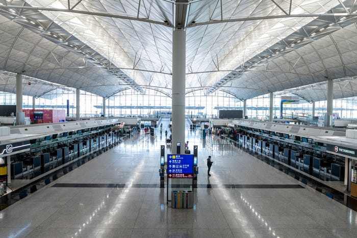 Quầy làm thủ tục tại sân bay quốc tế Hong Kong.