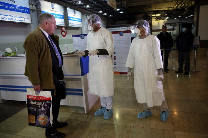 Nhân viên y tế Afghanistan và một hành khách tại sân bay quốc tế Hamid Karzai ở Kabul, Afghanistan.