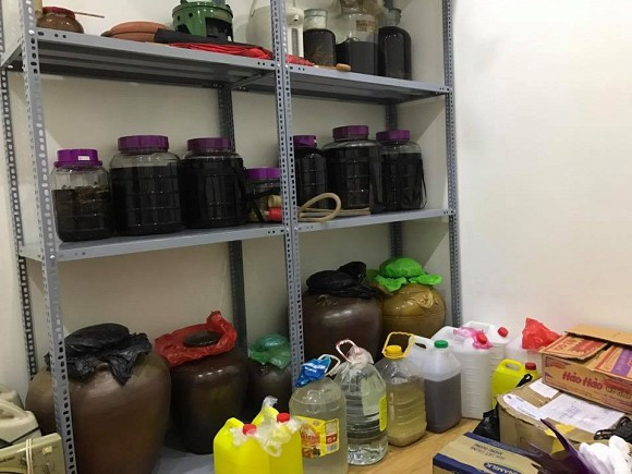 Một góc trong nhà nghệ sĩ với nhiều loại rượu ngâm. Ảnh: FBNV.