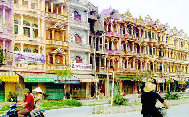 Việc ví von này cũng chẳng ngoa, bởi các dãy nhà cao tầng mọc san sát, chạy dài trên suốt con đường làng. Ảnh: Vietnamnet.