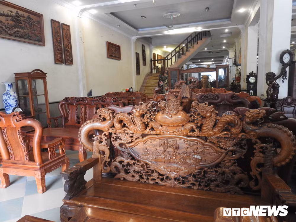 Tuy nhiên, sự phát triển mạnh của làng nghề đồ gỗ mỹ nghệ Đồng Kỵ kéo dài đến những năm 2015 thì bắt đầu có dấu hiệu chững lại. Nguyên nhân do hàng hóa sản xuất ra nhiều song đầu ra hạn chế. Ảnh: VTCnews