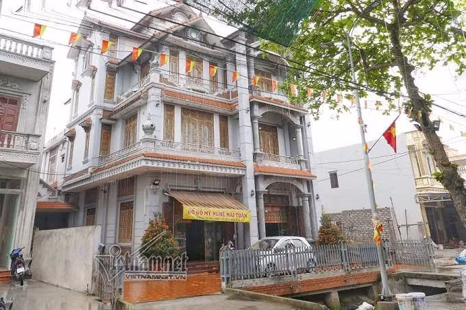 Cách thành phố Nam Định 24km về phía Đông, xã Hải Minh thuộc địa bàn huyện Hải Hậu, xưa nổi danh là làng nghề gỗ mỹ nghệ, nay nức tiếng là làng đại gia. Ảnh: Vietnamnet.