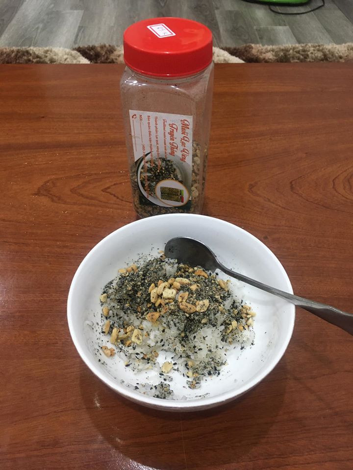 Chị Hằng (Thanh Xuân, Hà Nội) cho biết bán muối vừng khoảng 2 năm nay. Tuy nhiên, muối vừng trước đây làm đơn giản chỉ gồm lạc, vừng trắng hoặc vừng đen.