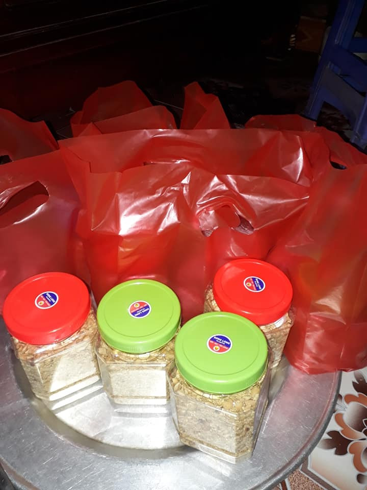 Theo chị Hằng, khách hàng ít mua theo cân, chủ yếu mua theo hộp/gói khoảng 200g - 500g. Muối vừng nhẹ nên một hộp nhỏ cũng được khá nhiều.