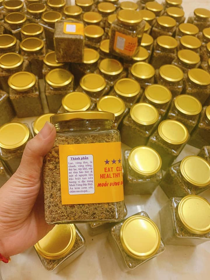 Muối vừng đắt nhưng đổi lại thanh đạm dễ ăn, rất hao cơm. Thêm nữa, mua nửa cân muối vừng cũng ăn được khoảng 2-3 tuần. Nguồn ảnh: Facebook. Video: Gạo lứt muối mè: Biết cách ăn mới tốt. Nguồn: VTC16