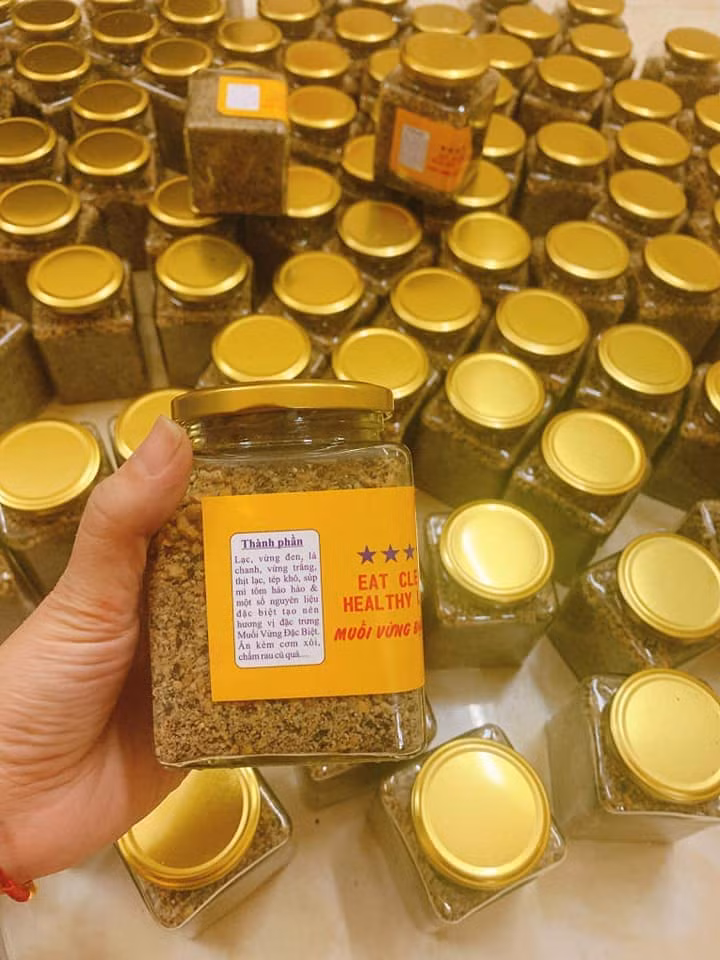 Muối vừng đắt nhưng đổi lại thanh đạm dễ ăn, rất hao cơm. Thêm nữa, mua nửa cân muối vừng cũng ăn được khoảng 2-3 tuần. Nguồn ảnh: Facebook. Video: Gạo lứt muối mè: Biết cách ăn mới tốt. Nguồn: VTC16