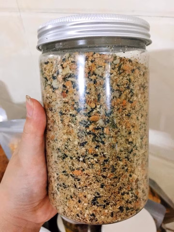 Tuy nhiên, ngày nay muối vừng được làm cầu kỳ hơn. Ngoài lạc, vừng còn có thêm rong biển, tép khô, lá chanh...