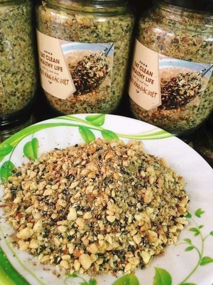 Chị Thái (Long Biên, Hà Nội) thừa nhận là khách hàng trung thành của món muối vừng. Mấy đứa trẻ con nhà chị cũng thích ăn cơm muối vừng nên chị thường đặt hàng trên mạng của một người bán quen.