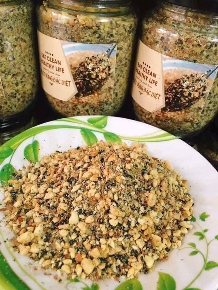 Chị Thái (Long Biên, Hà Nội) thừa nhận là khách hàng trung thành của món muối vừng. Mấy đứa trẻ con nhà chị cũng thích ăn cơm muối vừng nên chị thường đặt hàng trên mạng của một người bán quen.