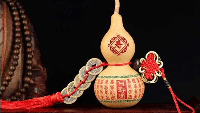 Dat 1 thu trong phong ngu: Gia chu dang ngheo bong choc giau, vo chong them con them cua