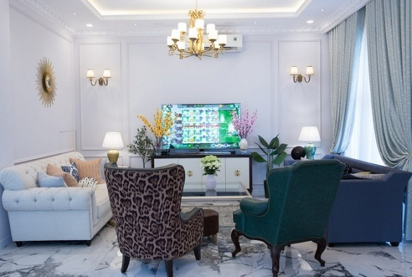 Phòng khách sử dụng gam màu trắng chủ đạo. Ảnh: FBNV.