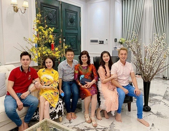 Mọi góc trong nhà đều cho thấy sự xa hoa và lộng lẫy. Ảnh: FBNV.