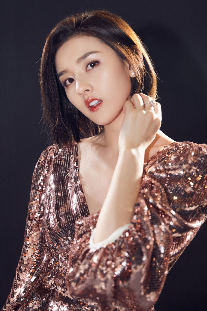 "NaTra" Tống Tổ Nhi cũng có một năm 2019 thành công khi gặt hái được nhiều giải thưởng tại các lễ trao giải vào thời điểm cuối năm như Nữ chính phim cổ trang xuất sắc (Hoa đỉnh lần thứ 26), Nữ diễn viên được yêu thích nhất (Kim Cốt Đóa), Diễn viên truyền hình của năm (MAHB Award)... Vài năm gần đây, Tống Tổ Nhi được giới truyền thông đặt biệt danh “thần tiên tỷ tỷ” mới của màn ảnh Hoa ngữ. Cô được khen ngợi có nhan sắc hao hao đàn chị Trương Bá Chi. Với sức hút hiện tại của mình, người đẹp 21 tuổi là tên tuổi hứa hẹn sẽ ngày càng tỏa sáng trong tương lai.