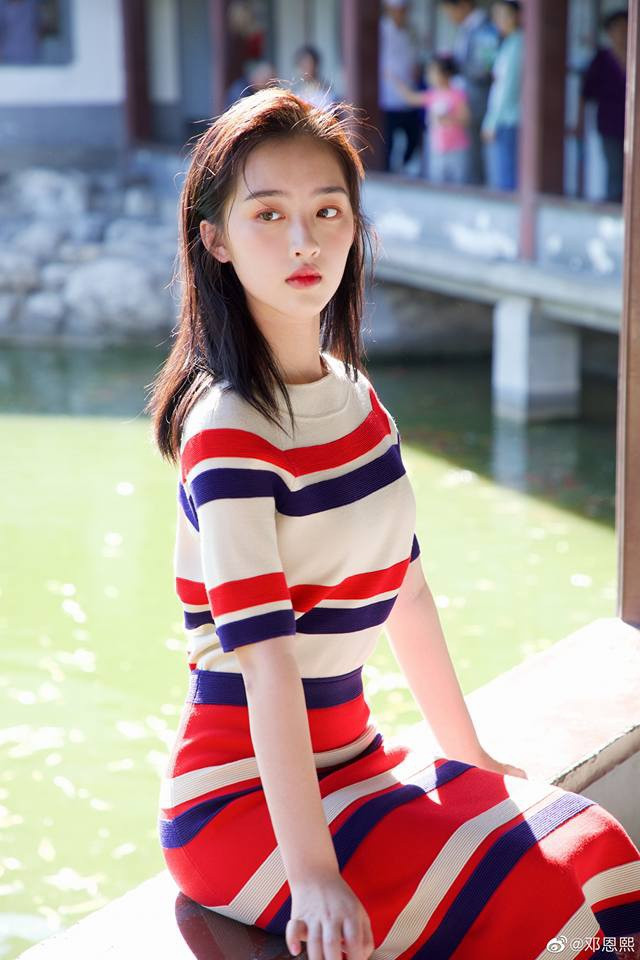 Đặng Ân Hy năm nay 14 tuổi được đông đảo khán giả yêu mến sau khi trở thành con gái của Lâm Tâm Như bộ phim Phía sau nghi can X 2017 do Tô Hữu Bằng đạo diễn. Dù chỉ là tuyến nhân vật phụ, song diễn xuất của cô được đánh giá rất cao và để lại dấu ấn trong lòng công chúng. Gần đây, cô gây chú ý với ngoại hình nổi bật, lớn phổng phao như thiếu nữ 18 tuổi.