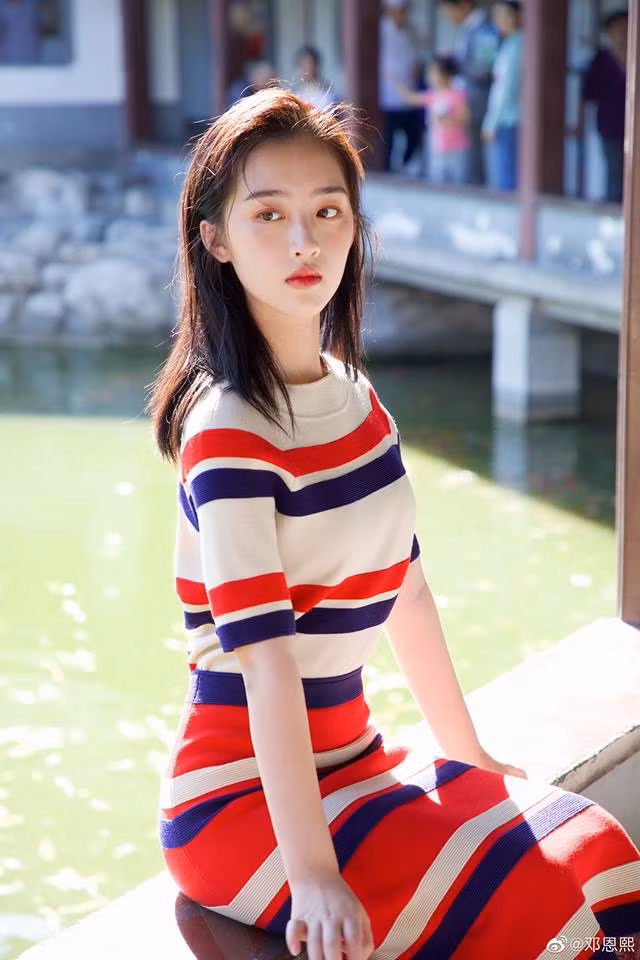 Đặng Ân Hy năm nay 14 tuổi được đông đảo khán giả yêu mến sau khi trở thành con gái của Lâm Tâm Như bộ phim Phía sau nghi can X 2017 do Tô Hữu Bằng đạo diễn. Dù chỉ là tuyến nhân vật phụ, song diễn xuất của cô được đánh giá rất cao và để lại dấu ấn trong lòng công chúng. Gần đây, cô gây chú ý với ngoại hình nổi bật, lớn phổng phao như thiếu nữ 18 tuổi.