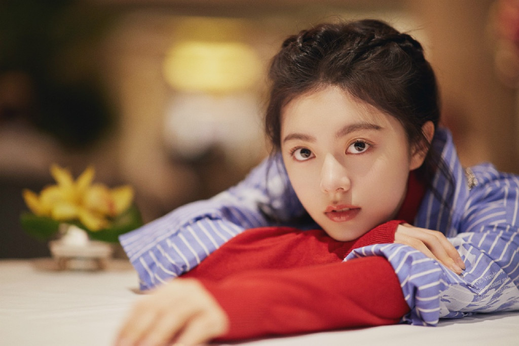 Năm 2019, Triệu Kim Mạch được công chúng yêu mến sau thành công của bộ phim Mối tình đầu đóng cùng Lại Quán Lâm. Nữ diễn viên sinh năm 2002 hiện là tên tuổi được nhiều nhà đài ưu ái nhờ tính cách dễ thương, thân thiện. Mới đây, cô gây chú ý khi tham gia show truyền hình Đối tác trào lưu cùng đàn anh, đàn chị tên tuổi như Ngô Diệc Phàm, Angelababy, Phan Vỹ Bá... Dù chưa tròn 18 tuổi, song Kim Mạch đã có 9 năm kinh nghiệm diễn xuất. Cô một bước trở thành sao khi được Ngô Kinh chọn vào vai Hàn Đóa Đóa trong bom tấn Lưu lạc địa cầu.