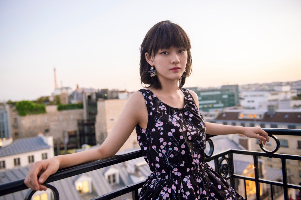 Xếp sau Trương Tử Phong là tiểu hoa đán Văn Kỳ. Cô sinh năm 2003, là một trong các đại diện tiêu biểu cho thế hệ diễn viên thực lực tương lai của Trung Quốc. Năm 2020, nữ diễn viên trẻ sẽ góp mặt trong 2 tác phẩm điện ảnh là Người bị ánh sáng mang đi và Đóa hoa nở trong lớp bụi trần, nữ chính webdrama Hiệp hội ẩm thực đóng cùng Phùng Thiệu Phong, Phạm Thừa Thừa, Tân Thần điêu đại hiệp.