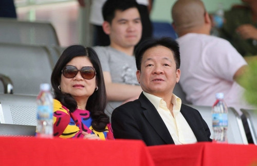 Cũng theo lời con trai bầu Hiển thì “phương châm sống của cả nhà là gia đình là số một”, “văn hoá gia đình luôn được đặt lên hàng đầu”.