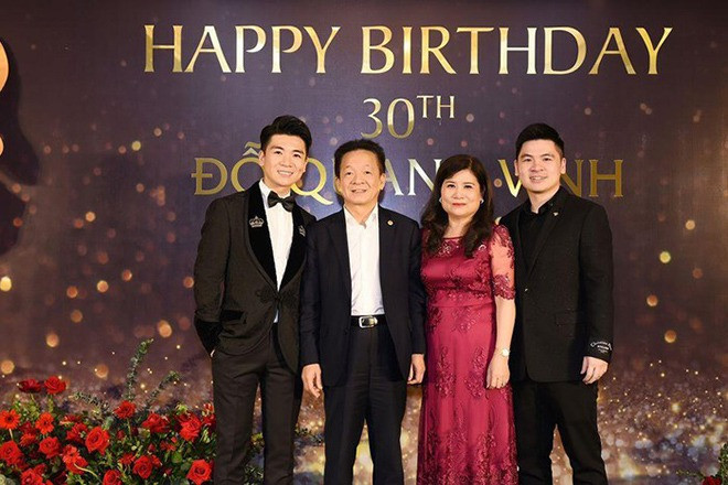 Đỗ Quang Vinh - con trai của bầu Hiển từng cho biết, trong mắt bố anh, mẹ anh vừa là người vợ vừa là bạn tri kỷ từ khi cùng học chung lớp thời cấp 3.