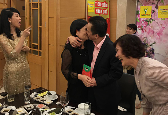 Từ đôi bạn thân, họ nên duyên vợ chồng và nhờ đó mà có nhiều thuận lợi khi hiểu tính nết, luôn có sự chia sẻ cần thiết.